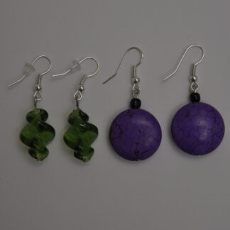 Glas (grün) und Howlith (violett) Ohrringe