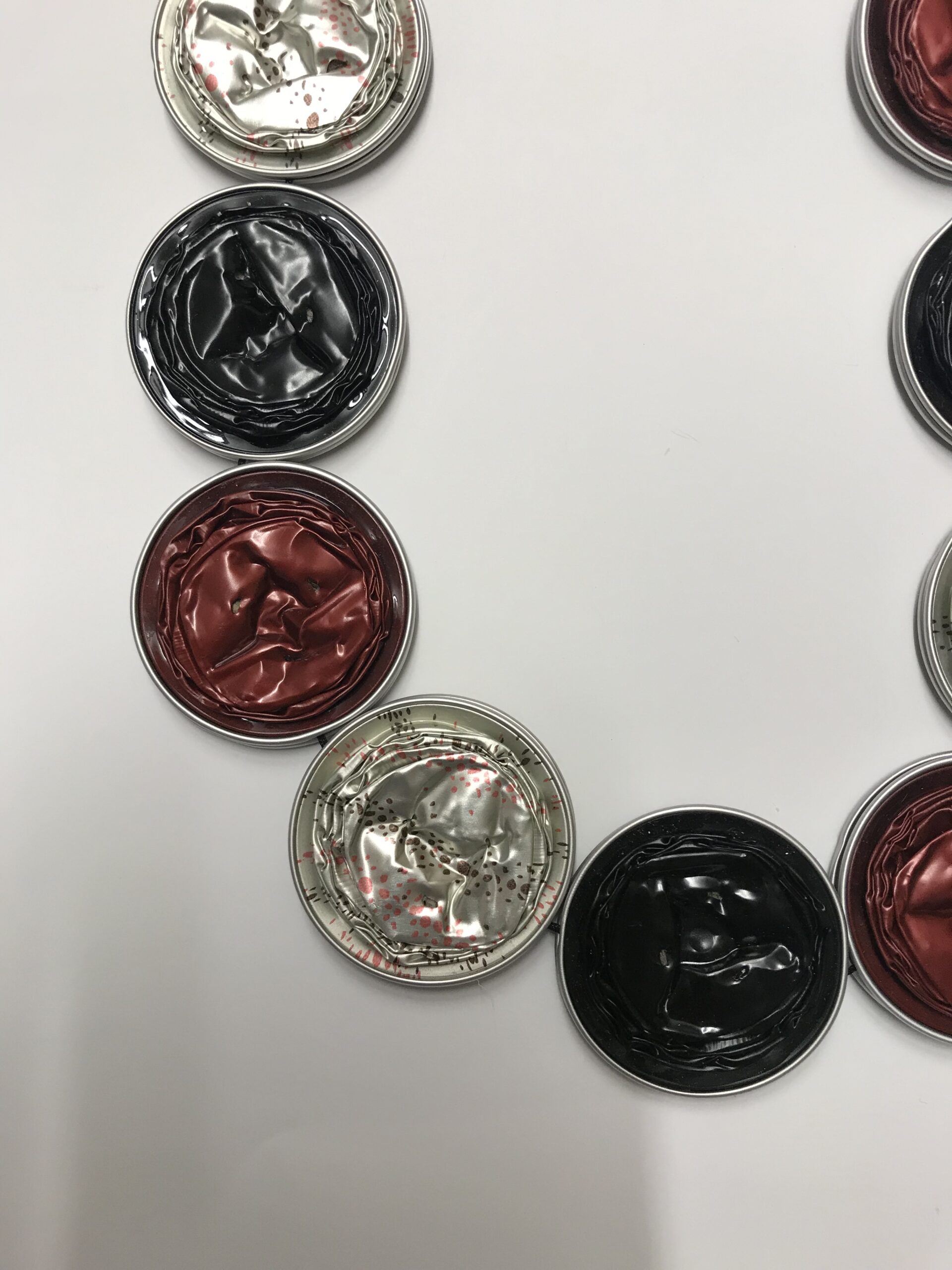 Nespresso Halskette, dunkelrot, schwarz und silber – Bild 2