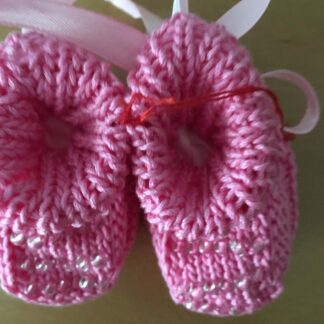 selbstgestrickte Babyschuhe