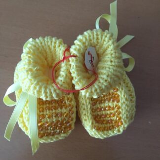 selbstgestrickte Babyschuhe