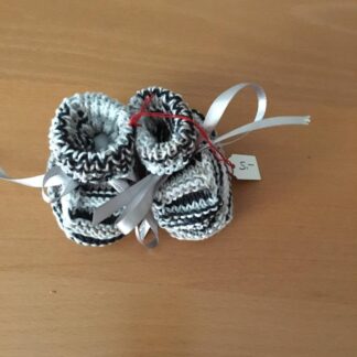selbstgestrickte Babyschuhe