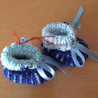 selbstgestrickte Babyschuhe