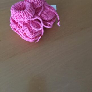 selbstgestrickte Babyschuhe