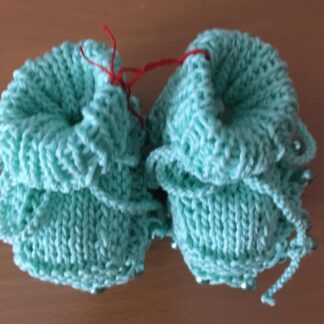 selbstgestrickte Babyschuhe