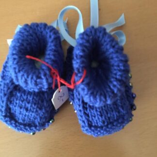 selbstgestrickte Babyschuhe
