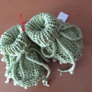 selbstgestrickte Babyschuhe