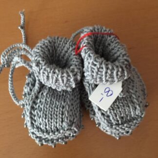 selbstgestrickte Babyschuhe