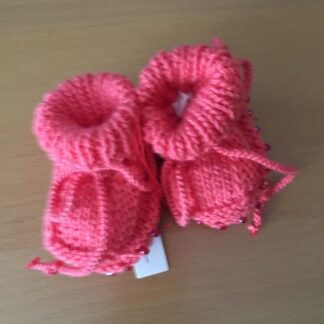 selbstgestrickte Babyschuhe