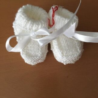 selbstgestrickte Babyschuhe