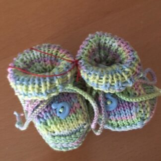 selbstgestrickte Babyschuhe